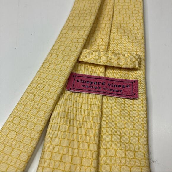 Vineyard Vines | Light Yellow Whale Logo Pattern Men's Necktie Imported Silk - Picture 5 of 5